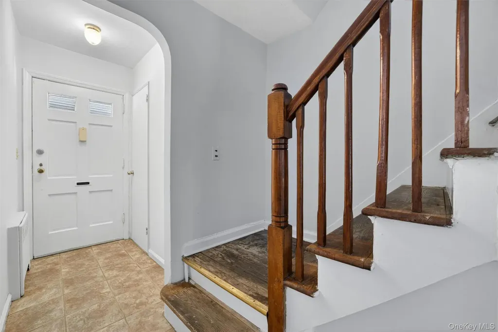 1124 E 213th Street Bronx NY 10469