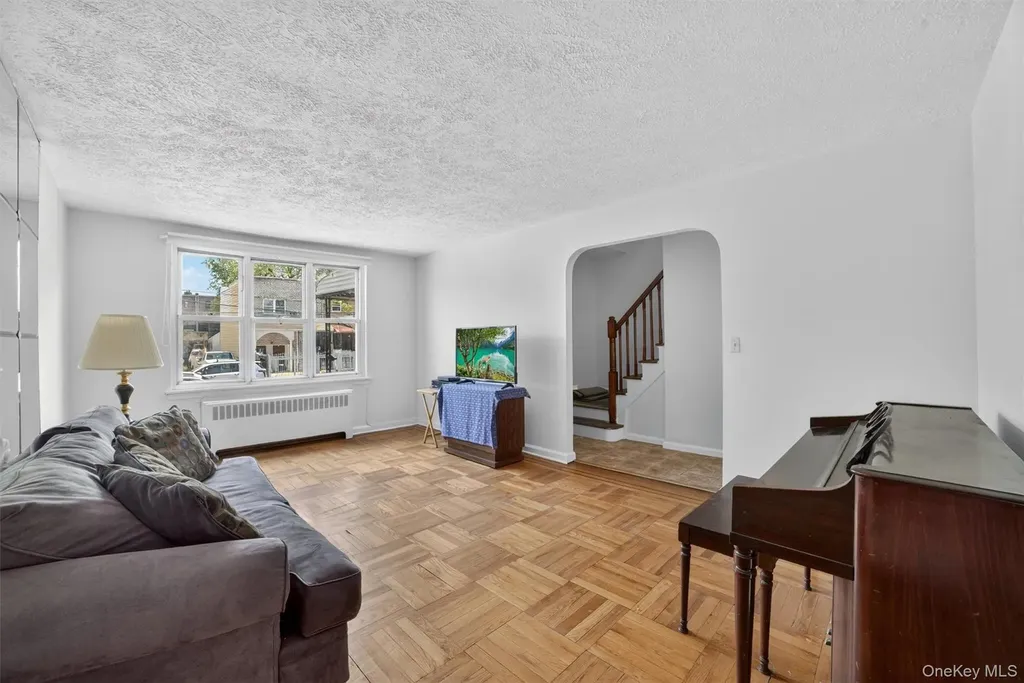 1124 E 213th Street Bronx NY 10469