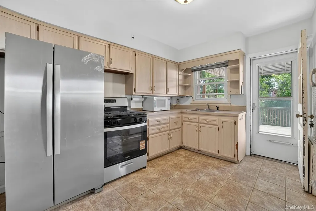 1124 E 213th Street Bronx NY 10469