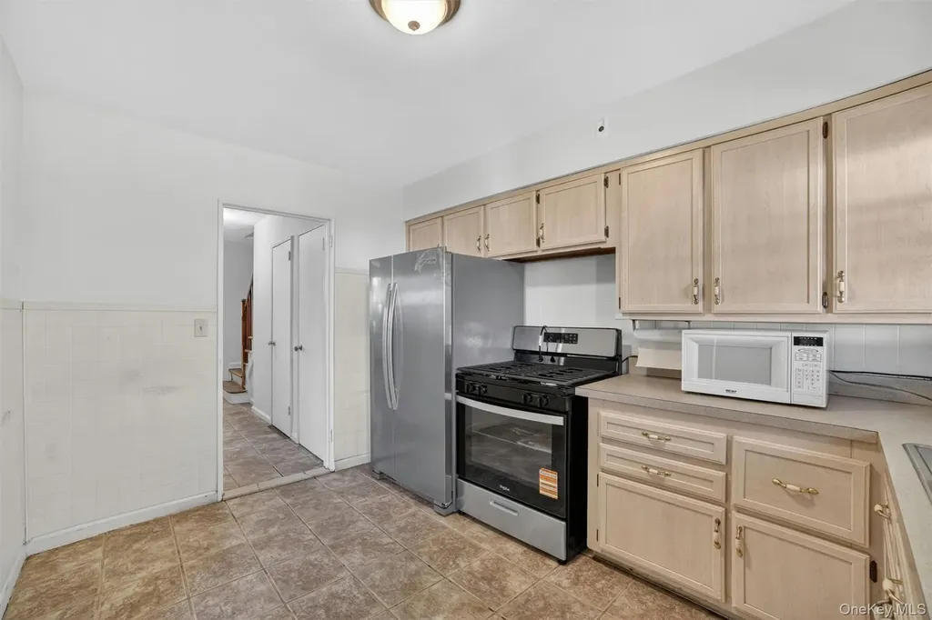 1124 E 213th Street Bronx NY 10469