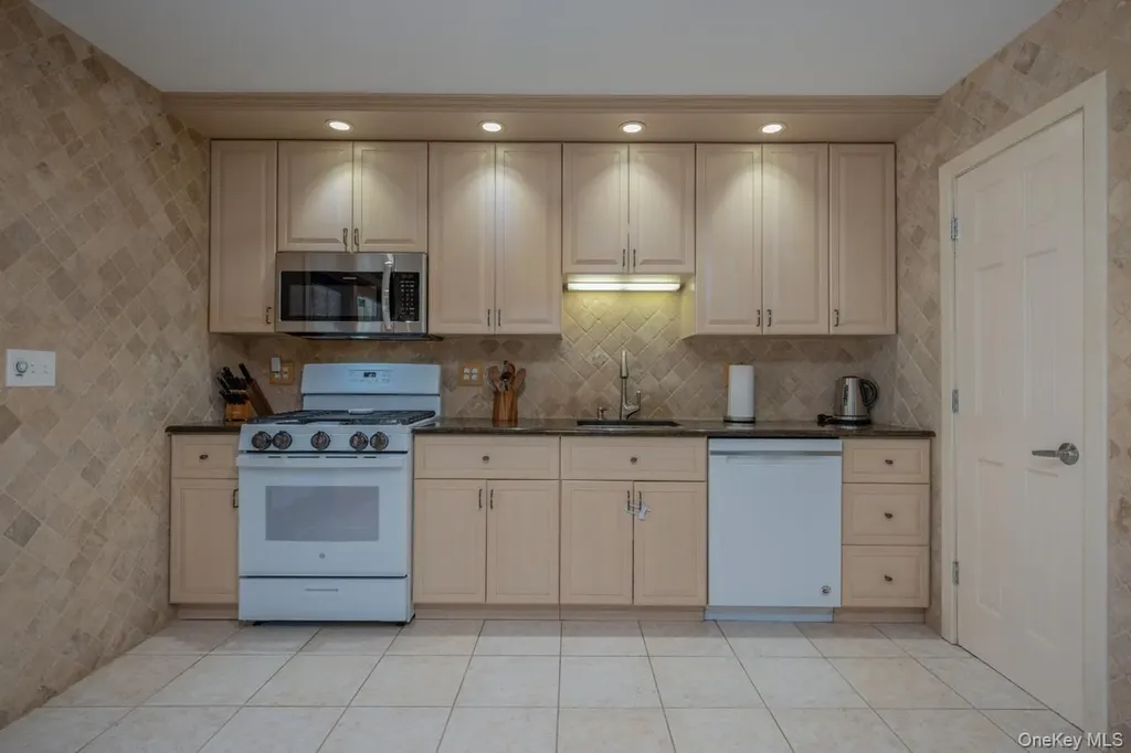 4 Apple Court Nanuet NY 10954