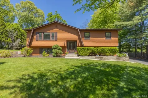 4 Apple Court Nanuet NY 10954