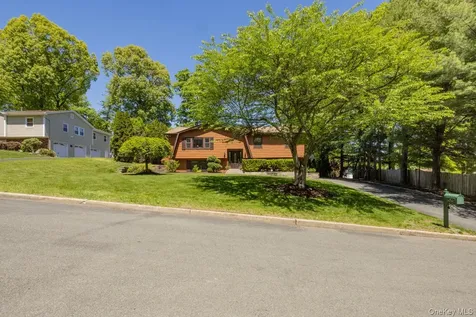 4 Apple Court Nanuet NY 10954
