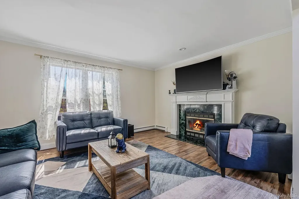 810 Anthony Drive Lindenhurst NY 11757