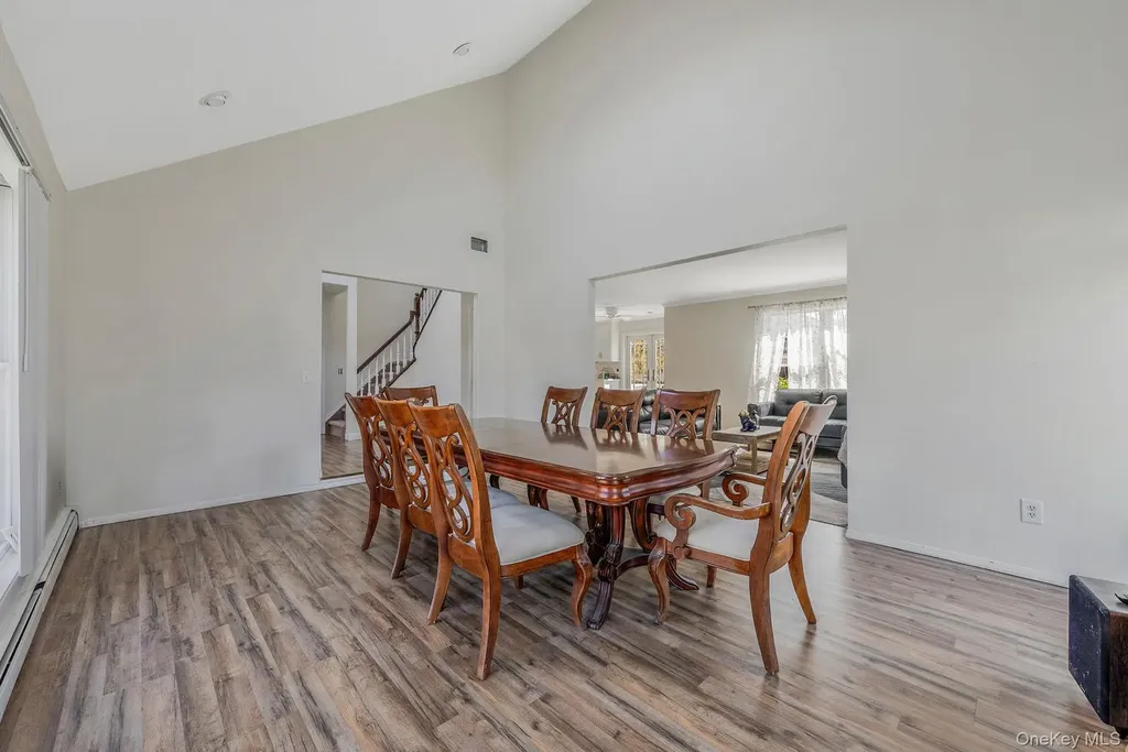 810 Anthony Drive Lindenhurst NY 11757