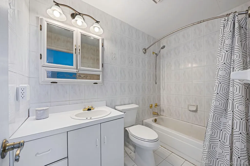 810 Anthony Drive Lindenhurst NY 11757
