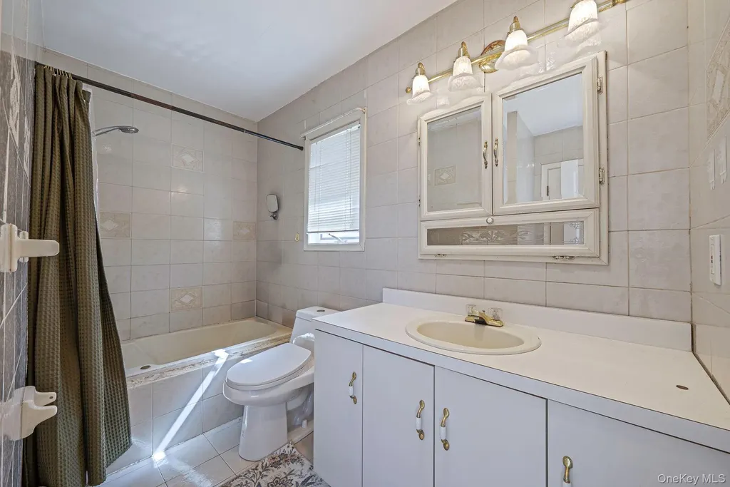 810 Anthony Drive Lindenhurst NY 11757