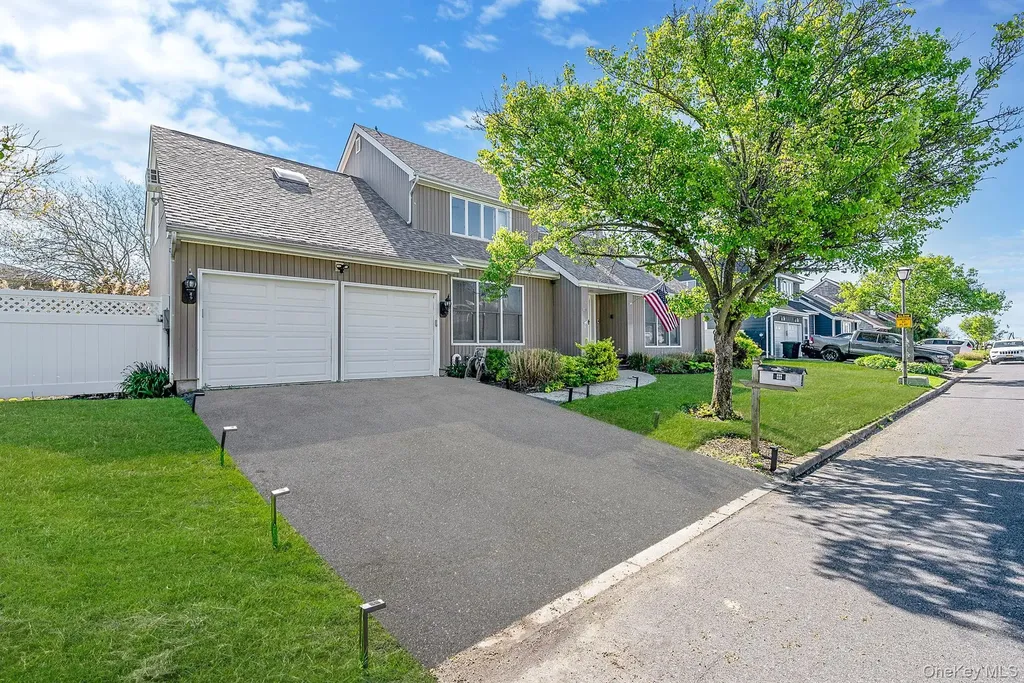 810 Anthony Drive Lindenhurst NY 11757