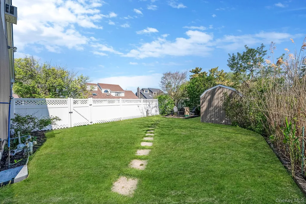810 Anthony Drive Lindenhurst NY 11757