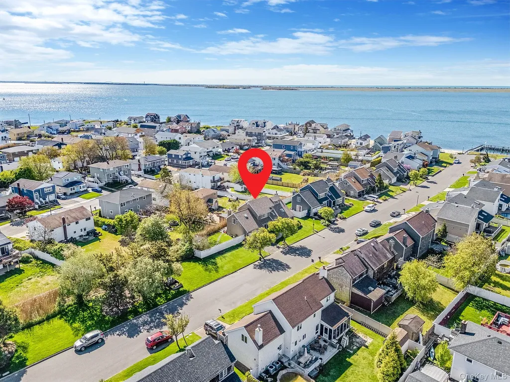 810 Anthony Drive Lindenhurst NY 11757