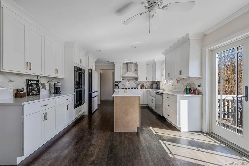 810 Anthony Drive Lindenhurst NY 11757