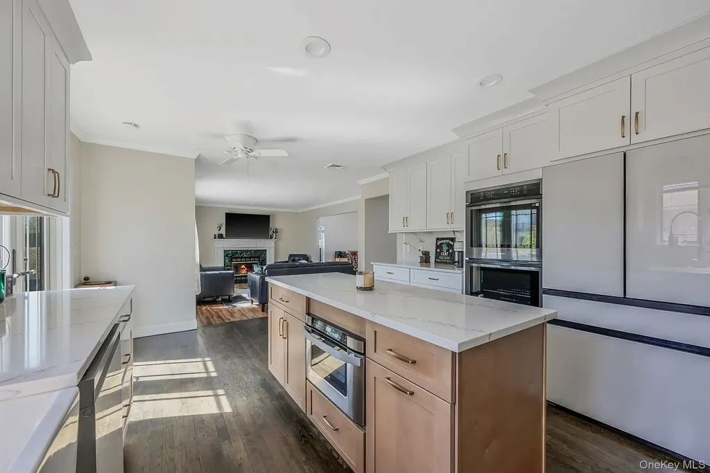 810 Anthony Drive Lindenhurst NY 11757