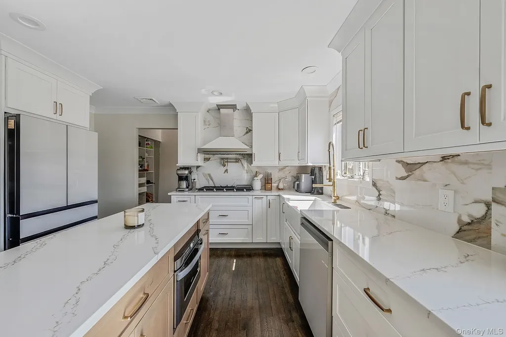 810 Anthony Drive Lindenhurst NY 11757