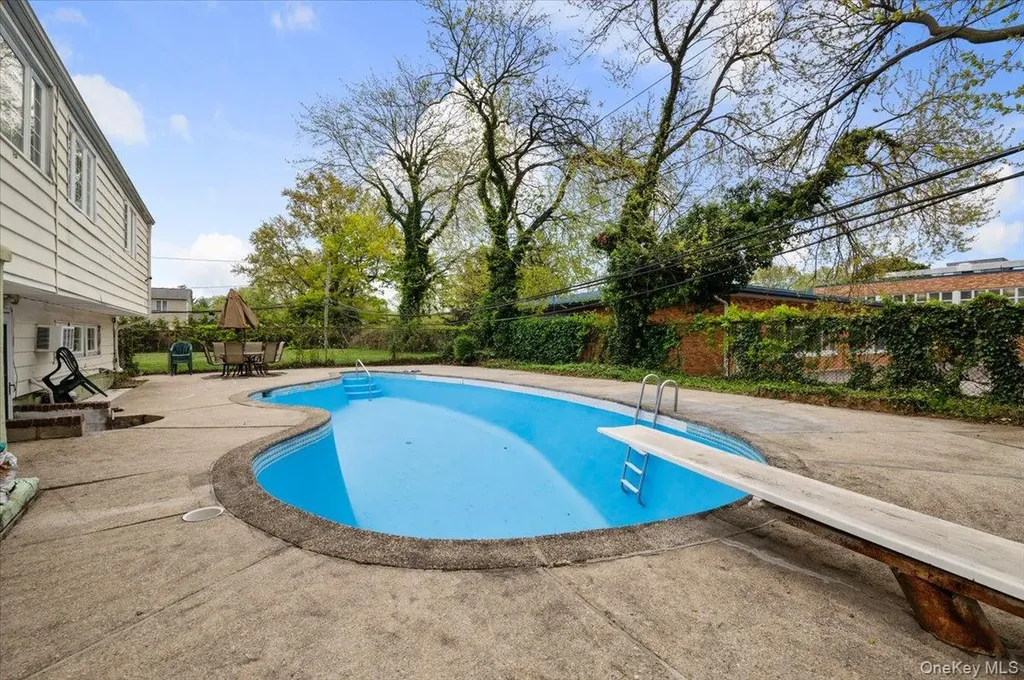 916 Lawrence Court North Woodmere NY 11581