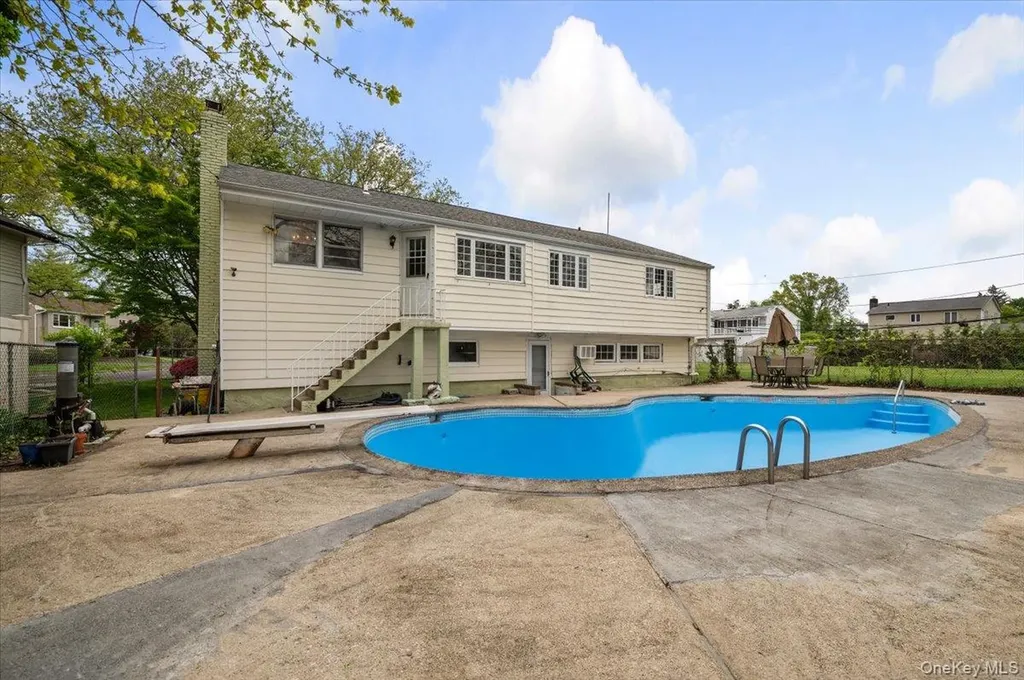 916 Lawrence Court North Woodmere NY 11581