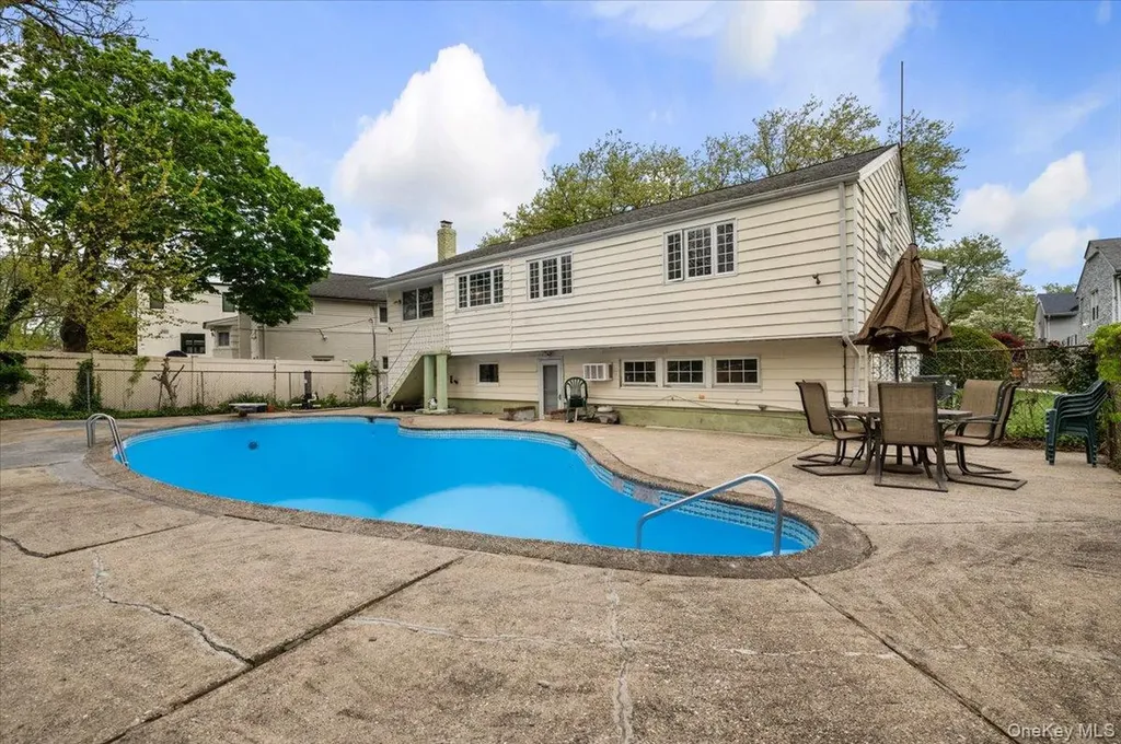 916 Lawrence Court North Woodmere NY 11581