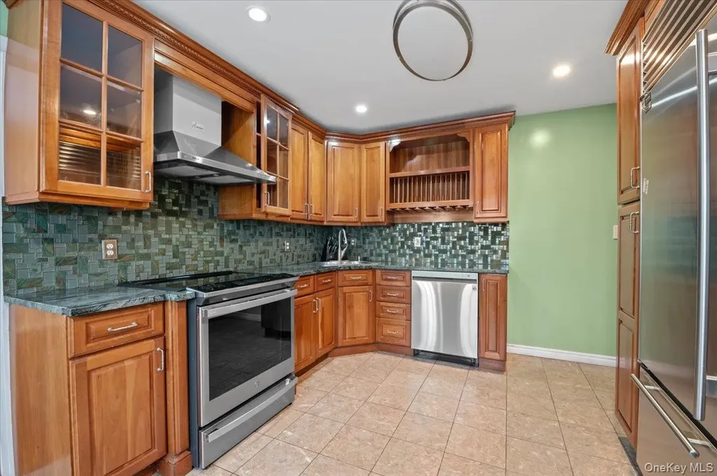 916 Lawrence Court North Woodmere NY 11581