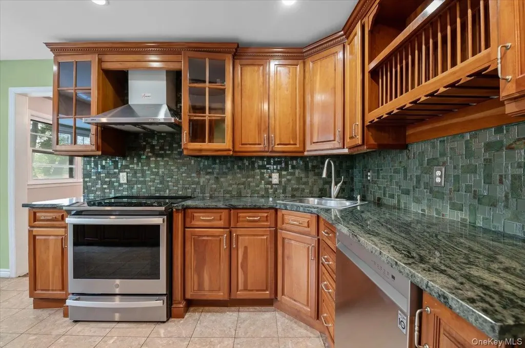 916 Lawrence Court North Woodmere NY 11581