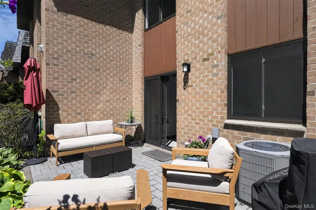 22 The Hamlet Pelham NY 10803