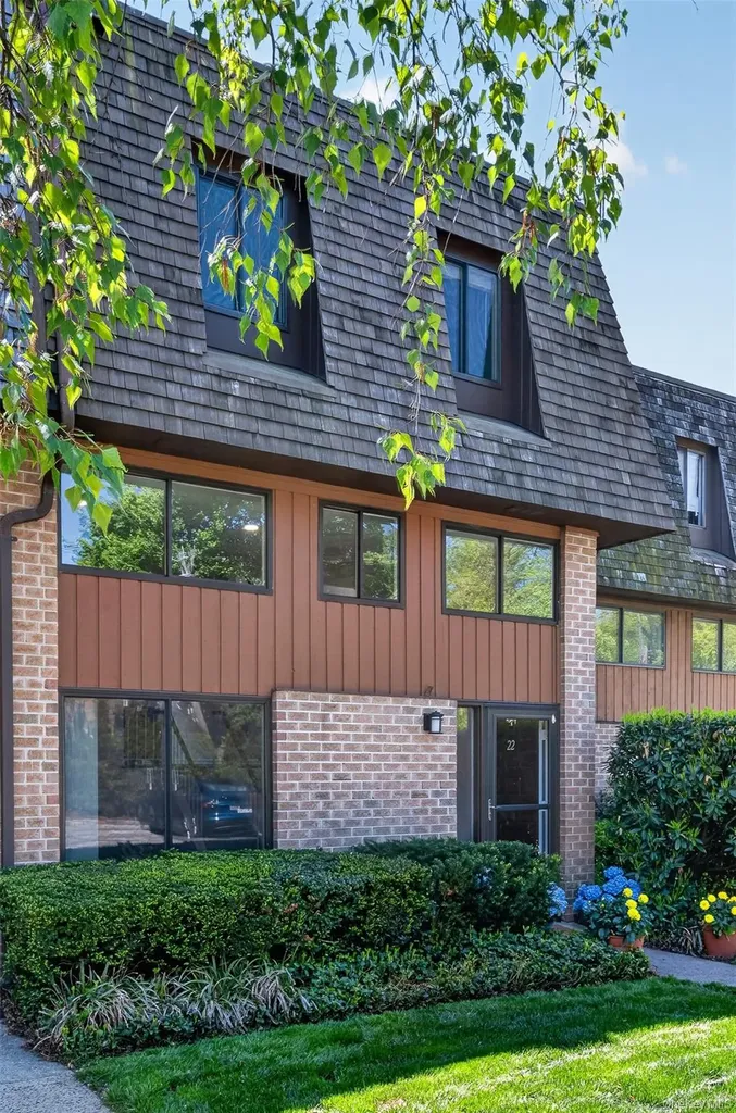 22 The Hamlet Pelham NY 10803