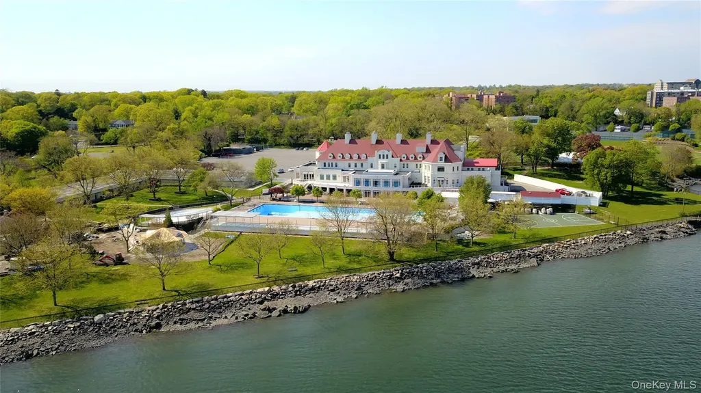22 The Hamlet Pelham NY 10803