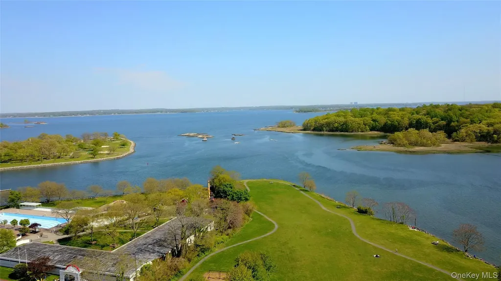 22 The Hamlet Pelham NY 10803