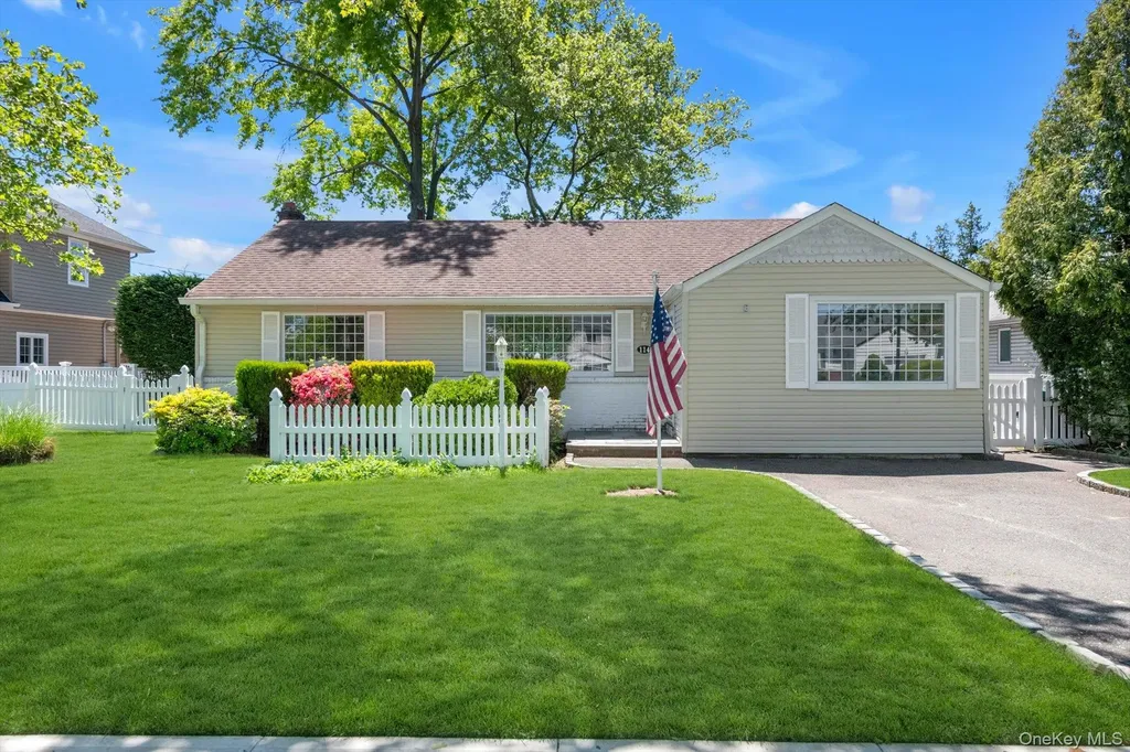 114 Campbell Street New Hyde Park NY 11040