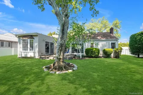 114 Campbell Street New Hyde Park NY 11040