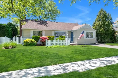 114 Campbell Street New Hyde Park NY 11040