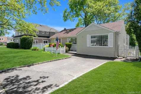 114 Campbell Street New Hyde Park NY 11040