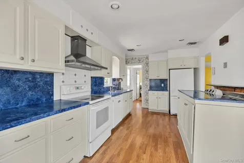 114 Campbell Street New Hyde Park NY 11040