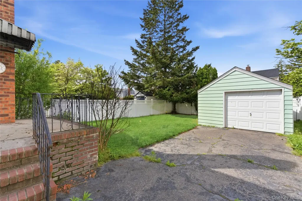 325 White Road Mineola NY 11501