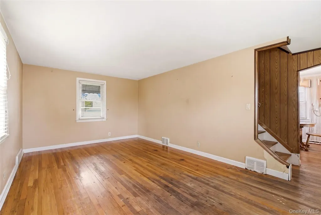 325 White Road Mineola NY 11501