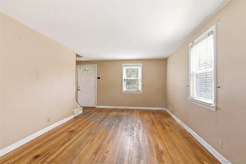 325 White Road Mineola NY 11501