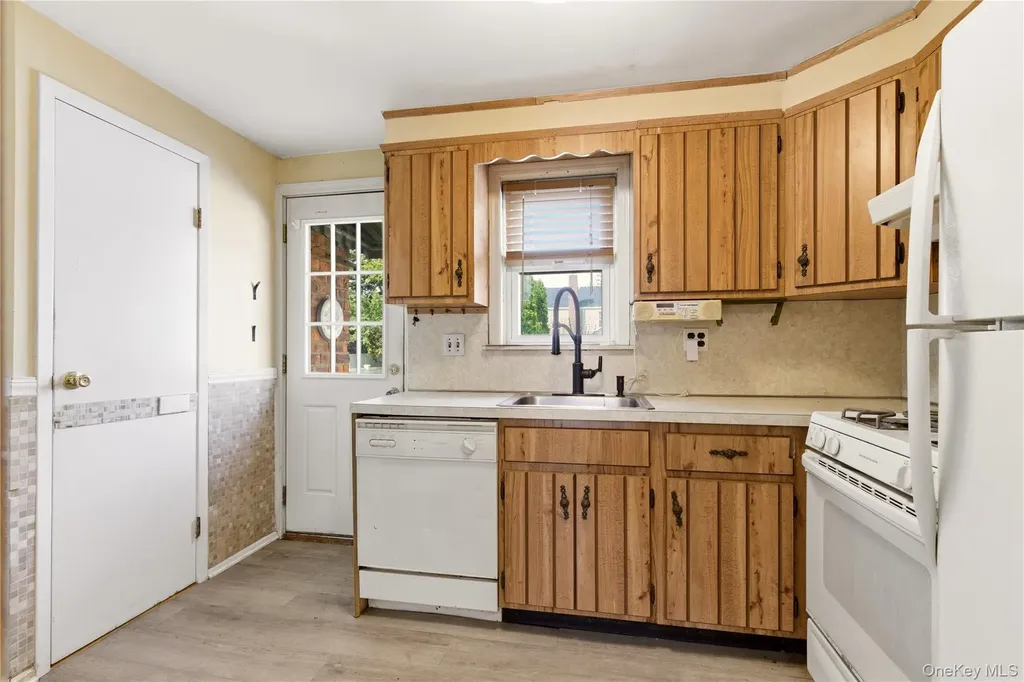 325 White Road Mineola NY 11501