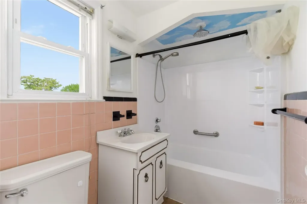 325 White Road Mineola NY 11501