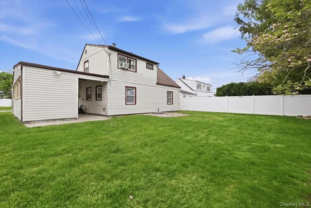 44 Cliff Lane Levittown NY 11756