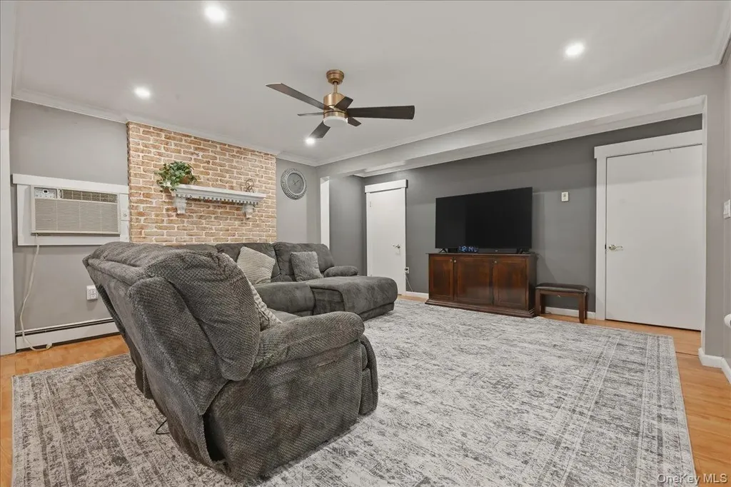 44 Cliff Lane Levittown NY 11756