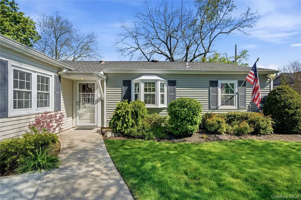 66 Harbor N Amityville NY 11701