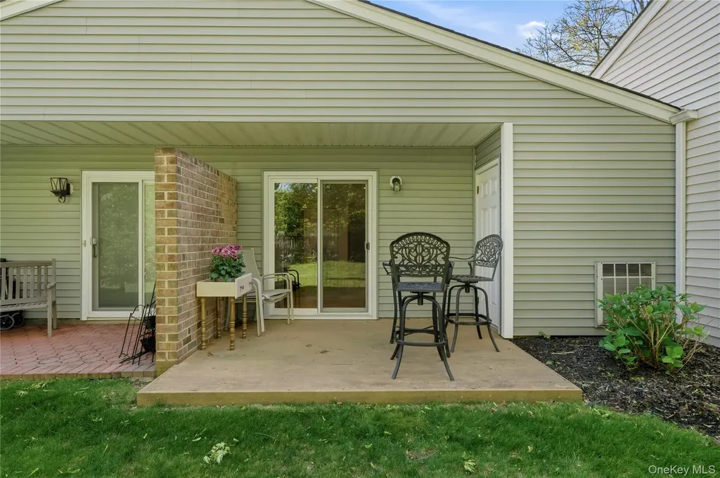 66 Harbor N Amityville NY 11701