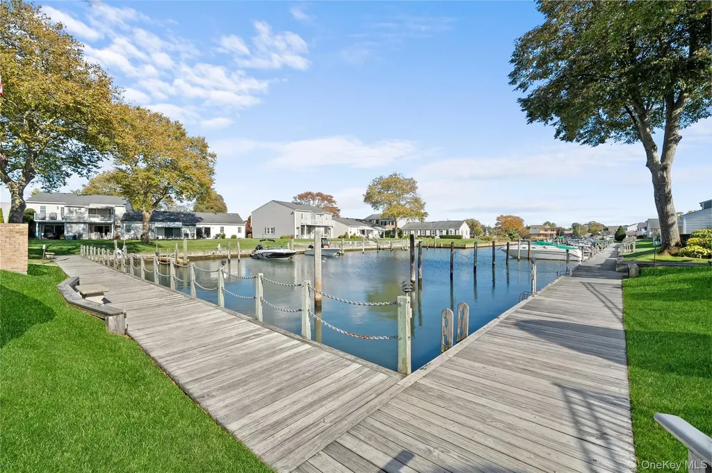66 Harbor N Amityville NY 11701