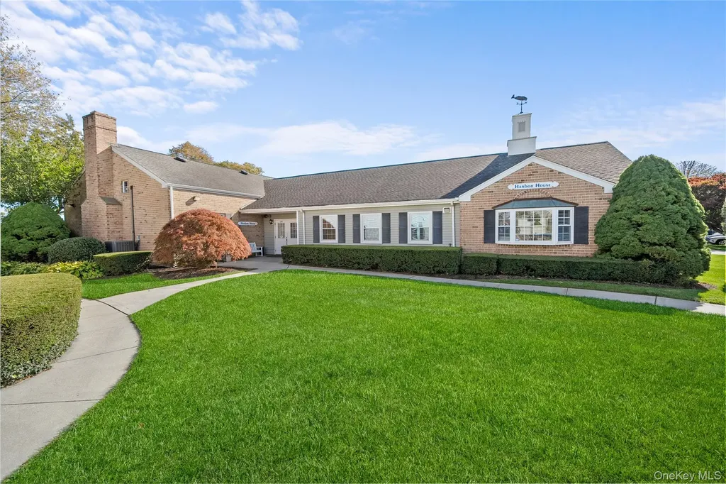 66 Harbor N Amityville NY 11701