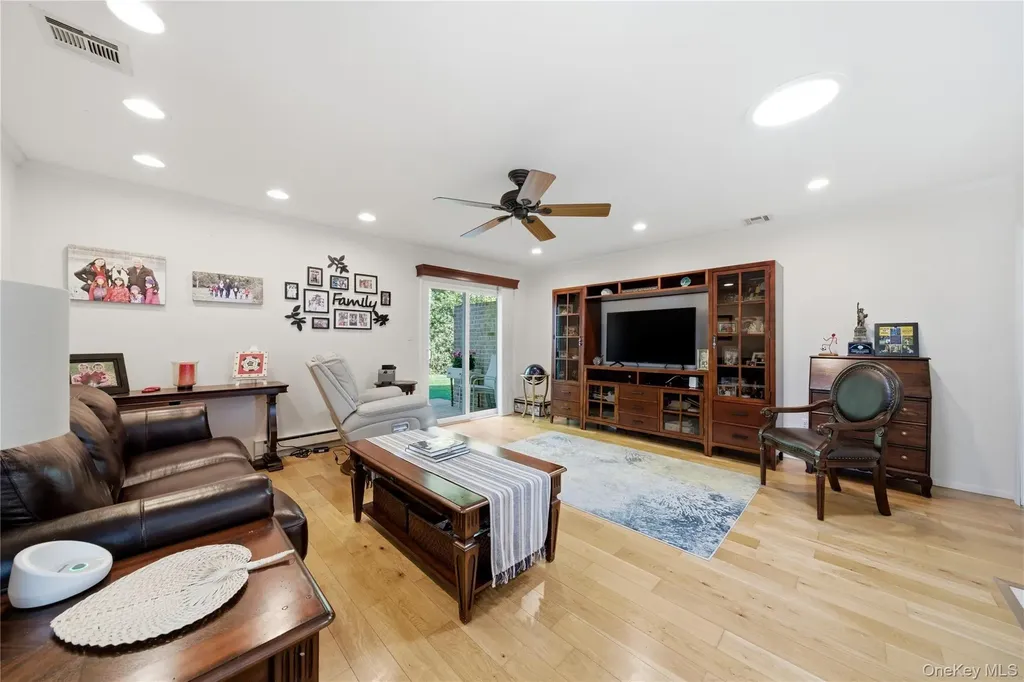 66 Harbor N Amityville NY 11701