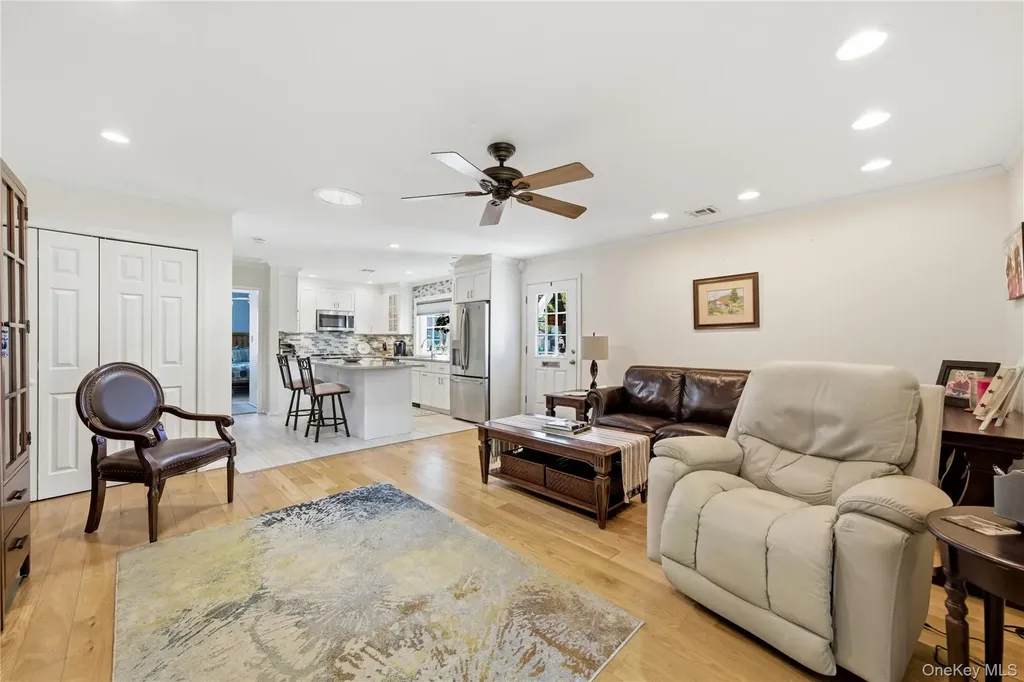 66 Harbor N Amityville NY 11701