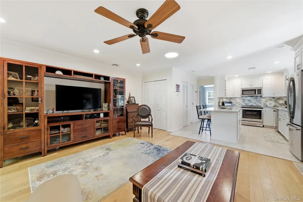 66 Harbor N Amityville NY 11701
