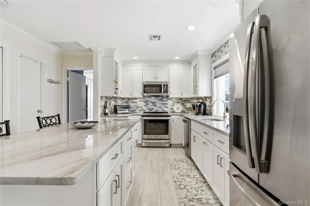 66 Harbor N Amityville NY 11701