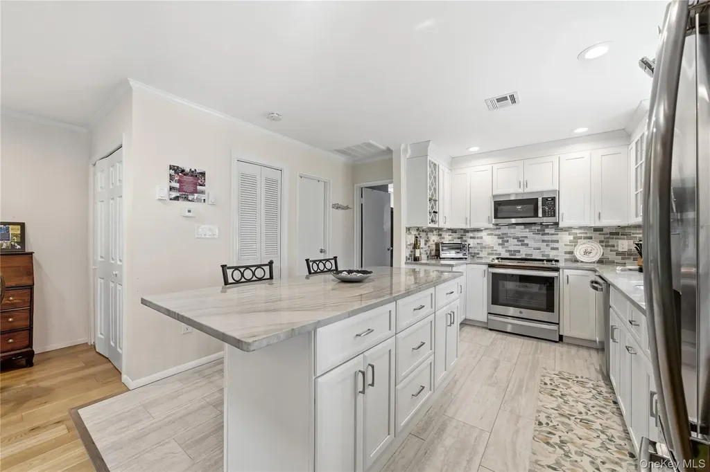 66 Harbor N Amityville NY 11701