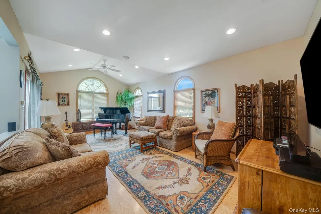 75 Pawnee Drive Commack NY 11725