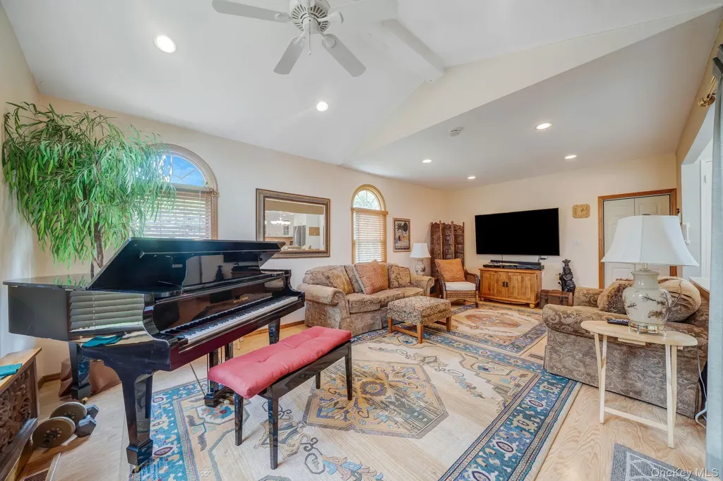 75 Pawnee Drive Commack NY 11725
