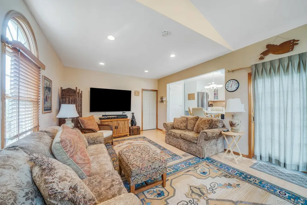 75 Pawnee Drive Commack NY 11725